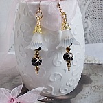 BO Passion mont&eacute;es avec fleurs Lucites effet givr&eacute;, perles rondes c&eacute;ramiques, coupelles, rocailles, perles boules dor&eacute;es et cristaux